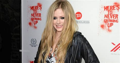 Avril Lavigne Makeup Singer Sports Severe Racoon Eyes For Secret Viper