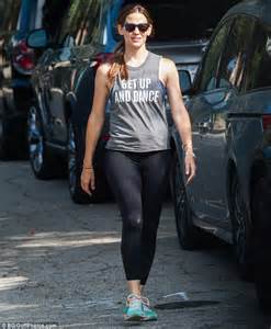 Jennifer Garner Displays Her Toned Figure In Tight Leggings And A