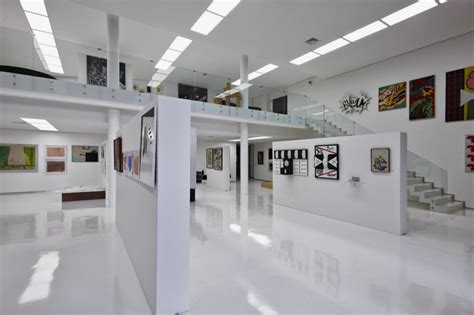 Big Residence With Art Gallery In Lower Level Je House