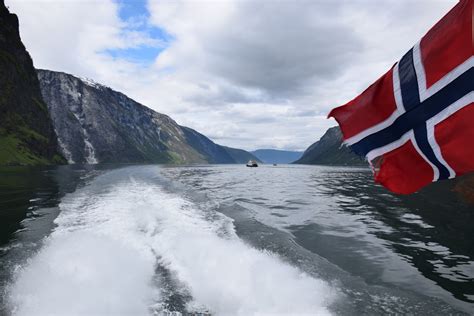 A Breathtaking Taste Of Norway Sognefjord In A Nutshell Champagne