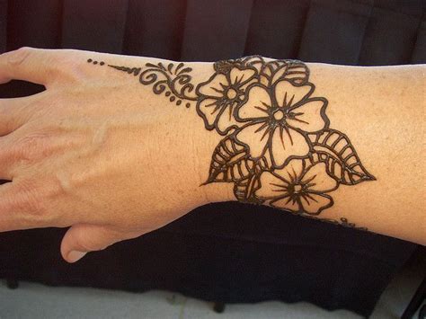 Besides, a henna tattoo gives you an opportunity to try some design and find out if you feel comfortable with it. henna 030 | Henna flower designs, Henna tattoo wrist ...