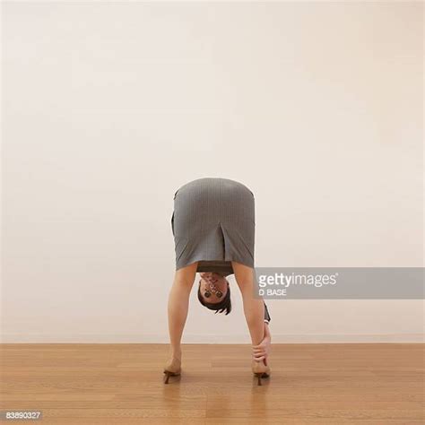 60 Hochwertige Woman Bending Over Rear View Bilder Und Fotos Getty Images