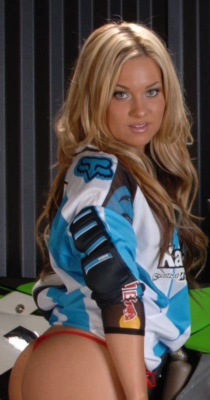 Moto And Sexy Angelina Kyla Shamron Et Tara Pour Du Motocross