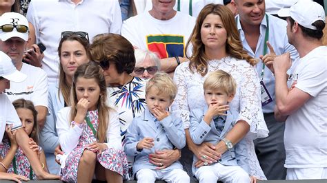 Roger federer (geboren 1981) is een zwitserse tennisser. Roger Federer's kids are the cutest fans at Wimbledon men ...