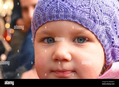 Petite Fille Aux Grands Yeux Bleus Banque De Photographies Et Dimages Haute R Solution Alamy