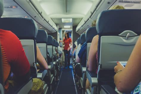 مضيفة طيران تكشف هذه 5 أشياء لا يجب أن تفعلها قبل الرحلة أو أثناءها