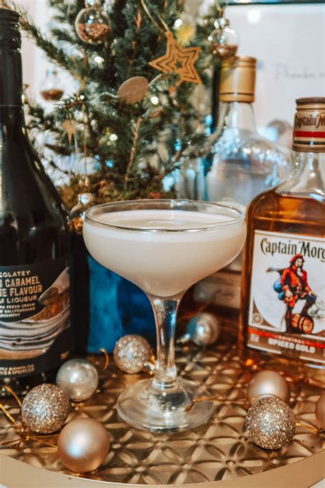 These salted caramel cocktail recipes are so dang good, it's like they were intelligently designed by some super bartender in the sky. Salted Caramel Brownie Christmas Cocktail Recipe - BEFFSHUFF