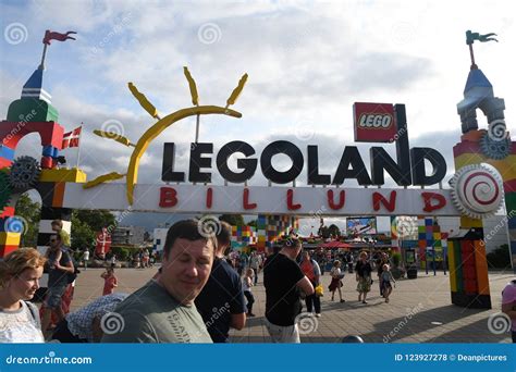 Iin Legoland Del Visitante En El Billund Dinamarca Foto De Archivo
