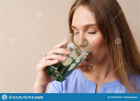 Bella Joven Saludable Mujer Tomando Agua De Un Vaso En Un Fondo Beige