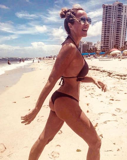 Angélica Castro sorprende con tonificada figura en la playa FMDOS