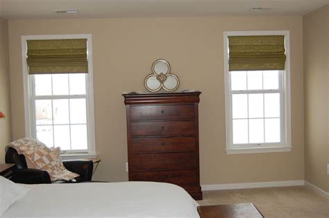 Because shaker beige by benjamin moore has a careful balance of grey, green, and yellow, it looks the same in daylight and night light. BM shaker beige | Beige room, Small decor, Bedroom paint ...