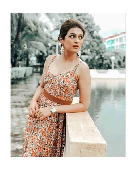 Shraddha Das Flaunts Her Sexy Side Page 3 Of 7 Gulte