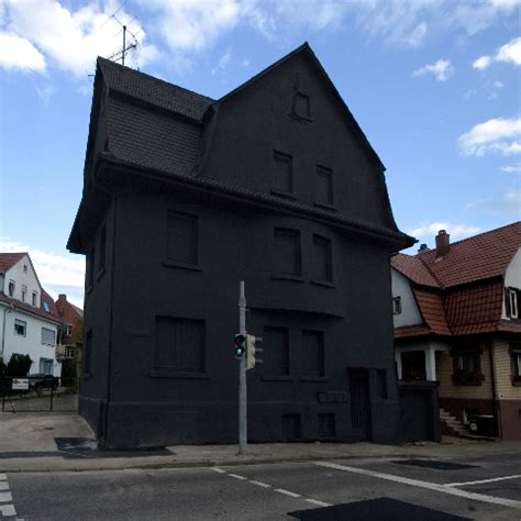 Der zeitgenössische rückzugsort konkurriert nicht mit den dramatischen landschaften und entscheidet sich für ein klares, einfaches design und ein dunkles äußeres, das sich in die landschaft einfügt. Haus in Schwarz | KESSEL.TV