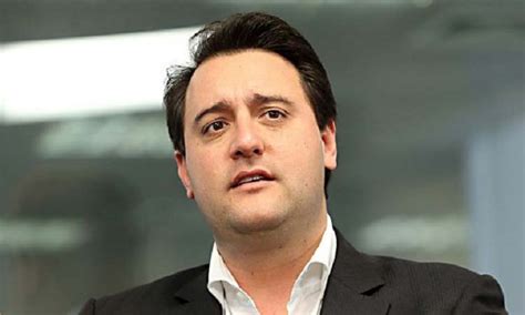 Ratinho é mais conhecido pela sua alcunha, é um apresentador de televisão, empresário é também pai do político ratinho junior.foi político no final da década de 1970 até meados da década de. Ratinho Júnior é eleito governador do Paraná