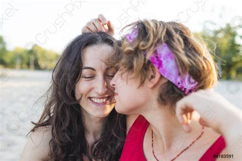 Pareja Lesbiana En La Playa Foto De Stock Crushpixel