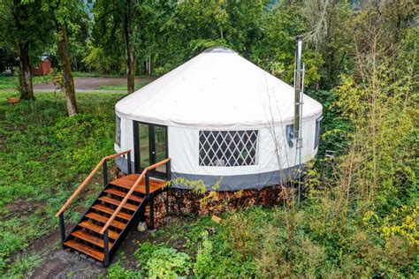 Pin By Elly Naylor On Small Housing In 2020 Yurt Small