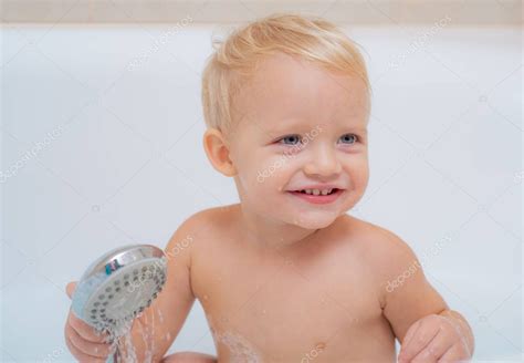 Niño Sonriente En El Baño Con Pato De Juguete Niño Sonriente Bañándose