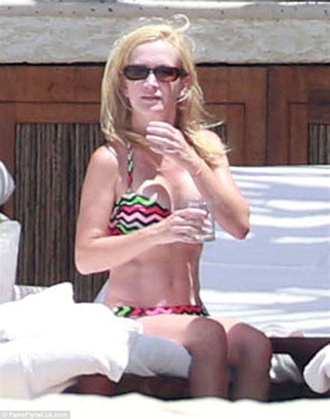 The Offices Angela Kinsey Shows Off Slender Figure In Neon Bikini On