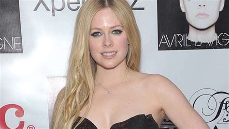 Theres A Weird Conspiracy Theory That Avril Lavigne Is Dead And Has