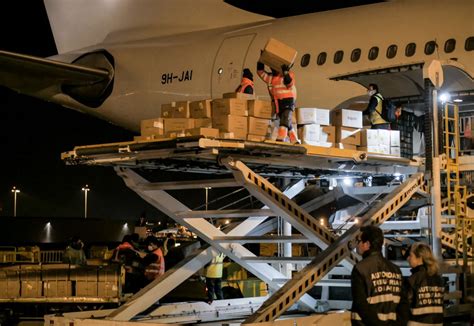 Nos hospitais e clínicas cuf. Covid-19: Avião fretado pelo Estado aterra em Lisboa com ...