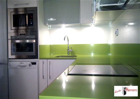 El color verde pistacho en una cocina ayuda a crear espacios más luminosos y amplios. REFORMA DE COCINA EN BLANCO Y VERDE PISTACHO - Diseño ...