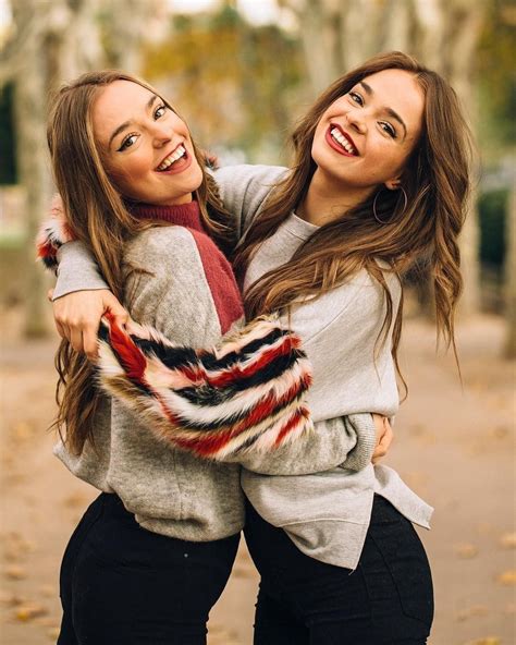 Cute Photo Poses Ideas For 2 Friends