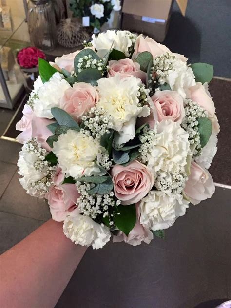 They also really stand out next to a winter white wedding dress, or perhaps just a few pinecones scattered into a white wedding bouquet to show or, to soften the rustic feel of the pinecones, use feminine and soft colored flowers such as mauve roses. Pin na Bukiety ślubne