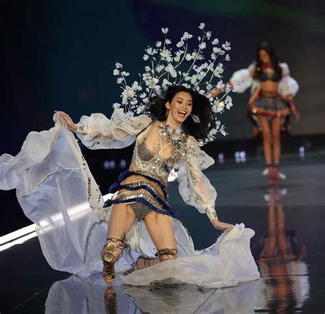 victoria secret fashion show 2017 model ming xi falls on her face on vs catwalk uk