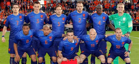 Kijk het ek in stijl met het nieuwe nederlands elftal shirt en schreeuw oranje naar de finale! Oranje speelt in het blauw tegen Spanje · Mee met Oranje