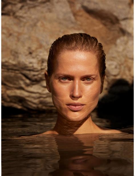 Laura Julie Vdm Model Management Natural Face Dark Blonde Face
