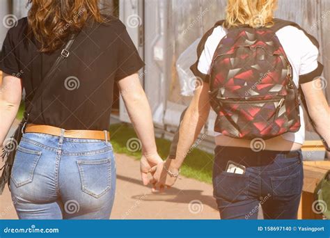 Duas Namoradas Lésbicas De Mãos Dadas Vista Traseira Foto de Stock Imagem de namorada amor