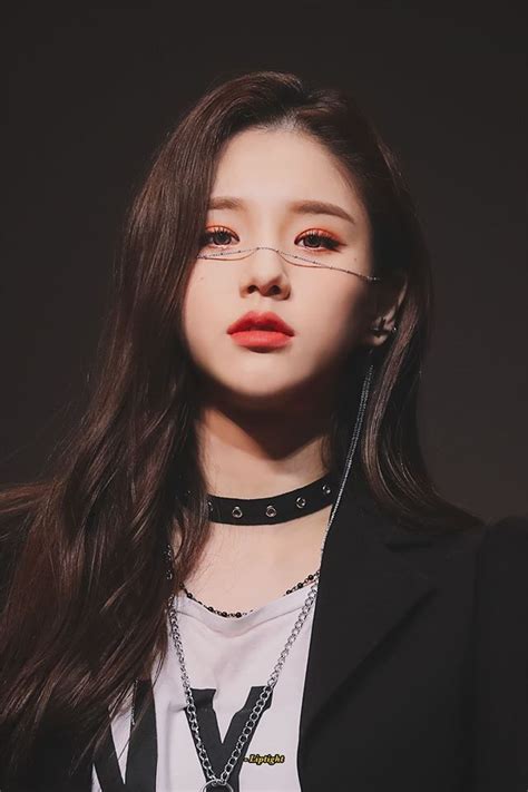 Loonas Heejin Sets The Atmosphere With Face Chain During Fansign Kpopmap