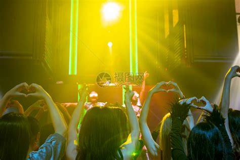 一群人在迪斯科夜总会跳舞高清图片下载 正版图片306623221 摄图网