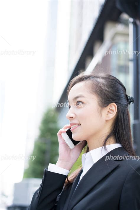 携帯電話で話すビジネスウーマン 写真素材 [ 4274201 ] フォトライブラリー photolibrary