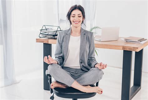 你可以在辦公桌上做的10種最好的瑜伽姿勢 Emedihealth必赢bwin娱乐 必赢bwin娱乐bwin公司介绍