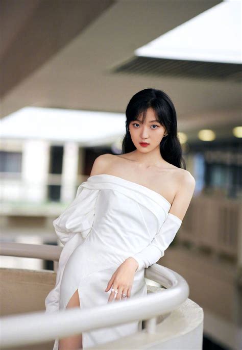 Beautiful Actress Sun Qian Sexy Tube Top White Dress Photo Sharing