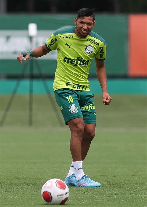 com menino e patrick em campo verdão inicia preparação para derby palmeiras