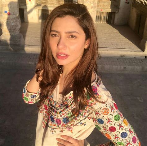 Shine Like A Star⭐ Mahira Khan Pakistani Designer Suits Pakistani Girl