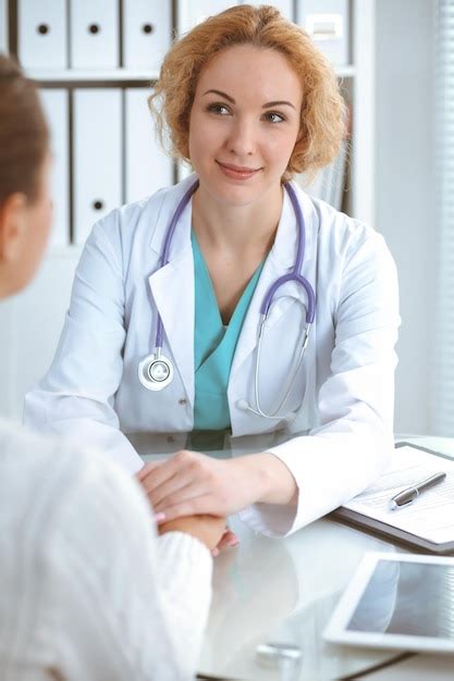 Premium Photo Doctor Woman Looking At Patient While Speaking To Her