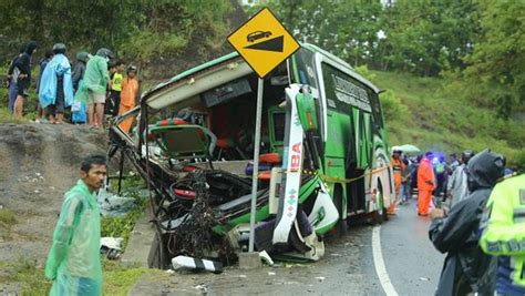 Tur otobüsü kazası 13 ölü Turizm Ajansı Turizm Haberleri Turizm