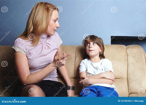 La Madre Enojada Habla Con Su Hijo Imagen De Archivo Imagen De