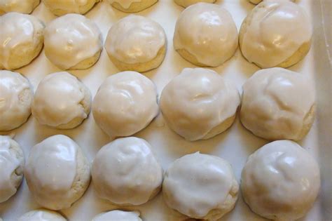 Keep adding a tablespoon of lemon juice until you reach your desired consistency. zsuzsa is in the kitchen: ITALIAN LEMON COOKIES