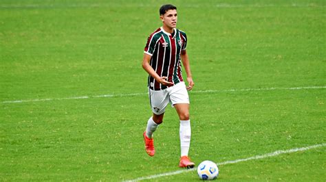 Fluminense anuncia renovação de contrato com o zagueiro Davi Schuindt