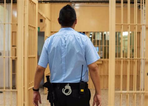 Funcionarios De Prisiones En Prácticas Sin Equipos De Protección El