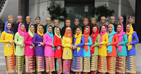 Untuk sobat generasi muda indonesia, ada baiknya juga mengenal alat musik tradisional asli indonesia ini beserta asal usulnya. 3 Pakaian Adat Betawi - TradisiKita, Indonesia
