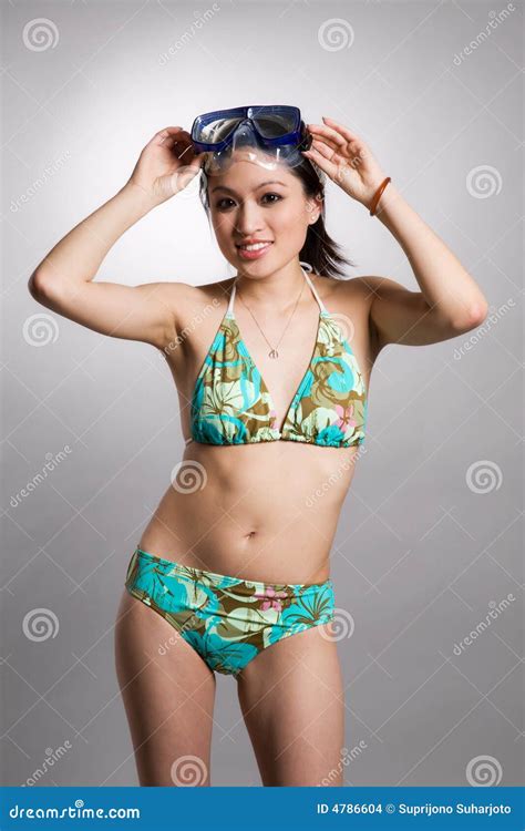 Asiatische Frau im Bikini stockfoto Bild von lächeln 4786604