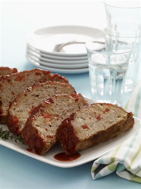 Increase oven temperature to 400 degrees f (200 degrees c), and continue baking 15 minutes, to an internal temperature of 160 degrees f (70 degrees c). 2 Lb Meatloaf At 325 : How Long To Cook Meatloaf At 325 ...