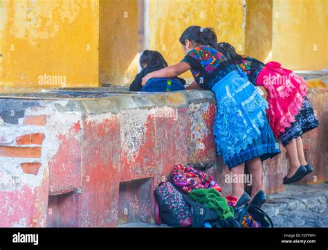 Las Mujeres Guatemaltecas Lavar Ropa En Una Calle Tradicional Lavabo En Antigua Guatemala