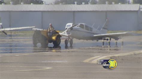 Plane Makes Lopsided Landing At Fresnos Chandler Airport Abc30 Fresno