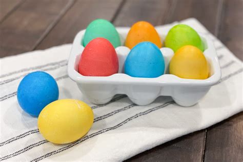 Easy Homemade Easter Egg Dyeing With Food Coloring